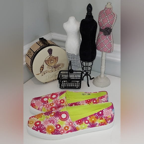 Toms Women's Pink/Orange/Purple Spirogragh Print Slip On Shoes NWOB - Picture 3 of 7